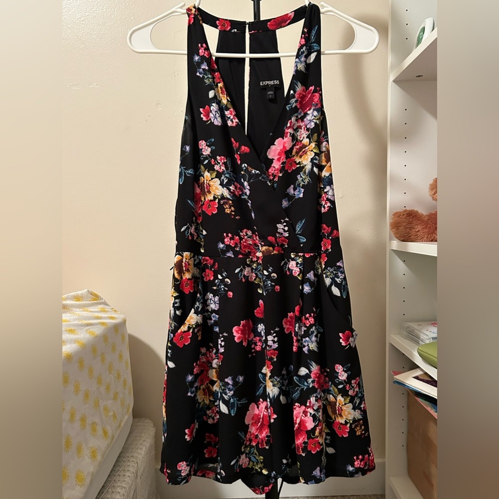 Express Floral Romper Jumpsuit Pockets Deep Vneck Shorts Wrap Women’s 8 Small